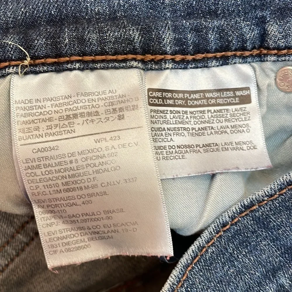 LEVI’S JEAN SHORTS‎ IN BLUE DENIM